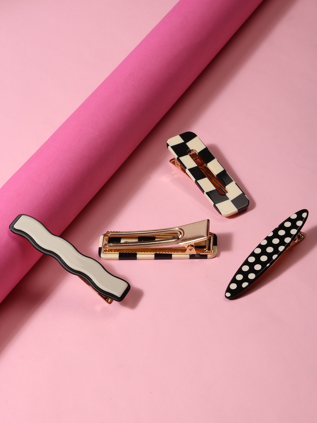 Set of 4 black and white grapic print hair clip set