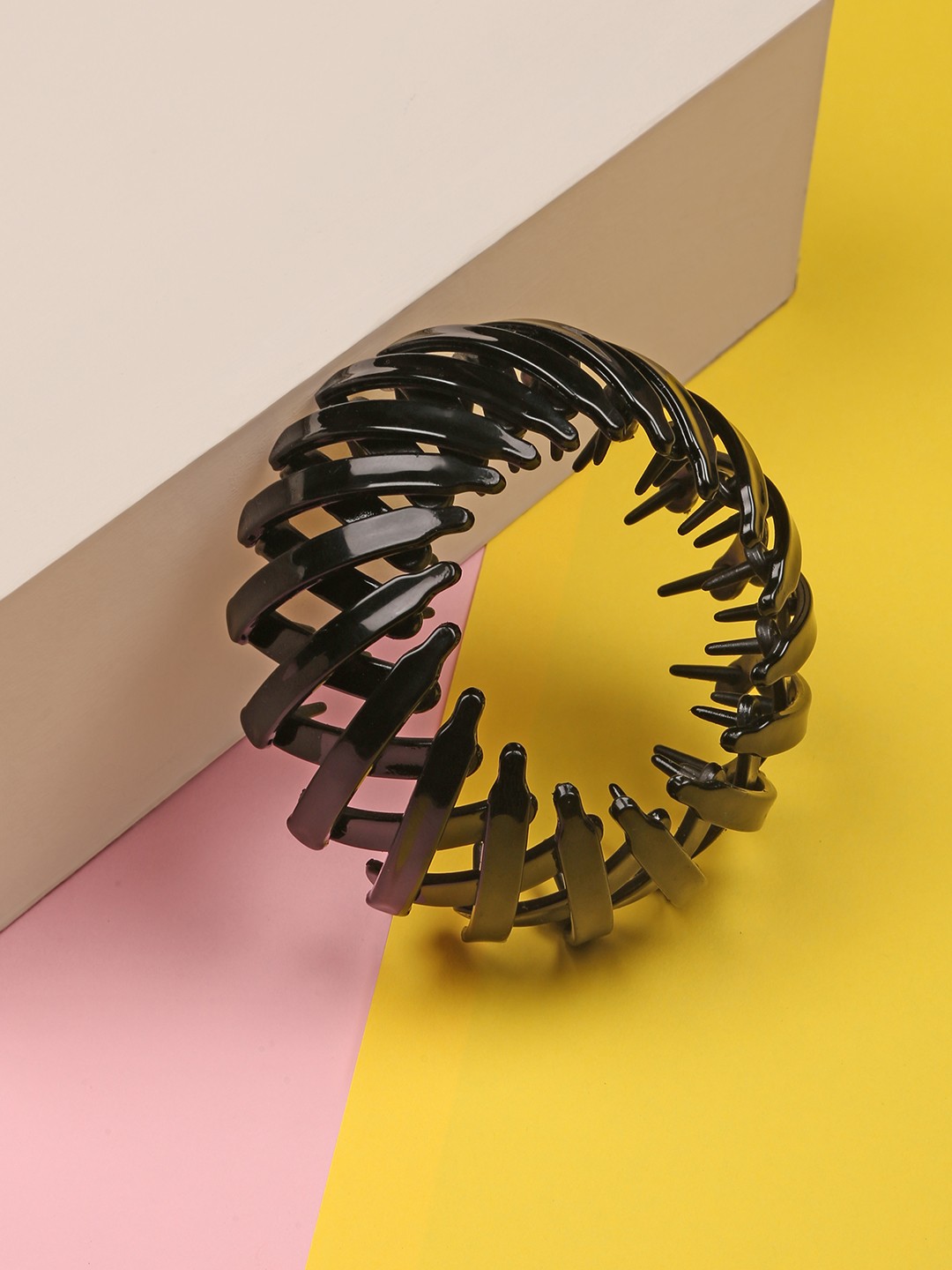 black expandable bun holder clip